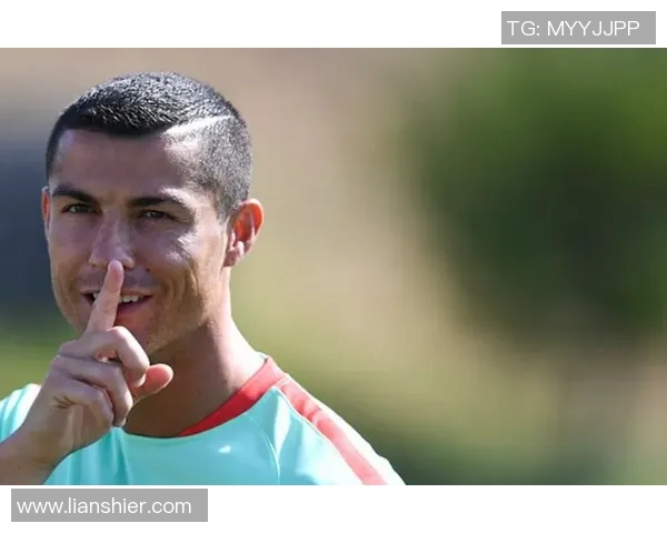 足球明星用闭嘴手势传递的沉默力量与情感表达解析