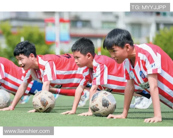 足球明星的踢球训练方法揭秘助你提升足球技巧与比赛表现