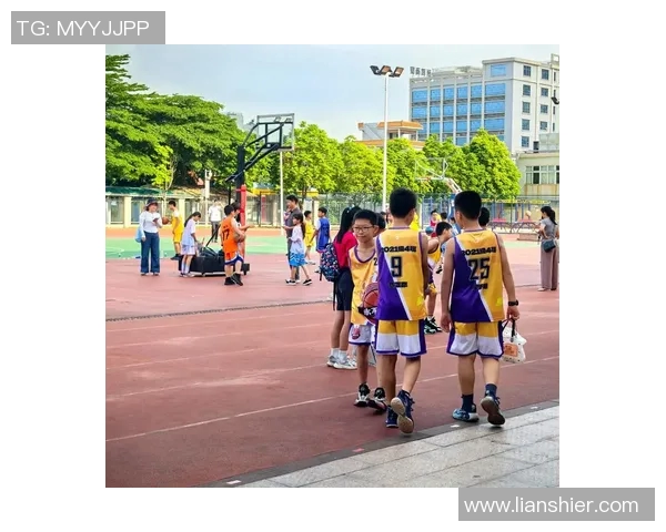 篮球明星投球瞬间的精彩捕捉展现他们的力量与技巧的完美结合